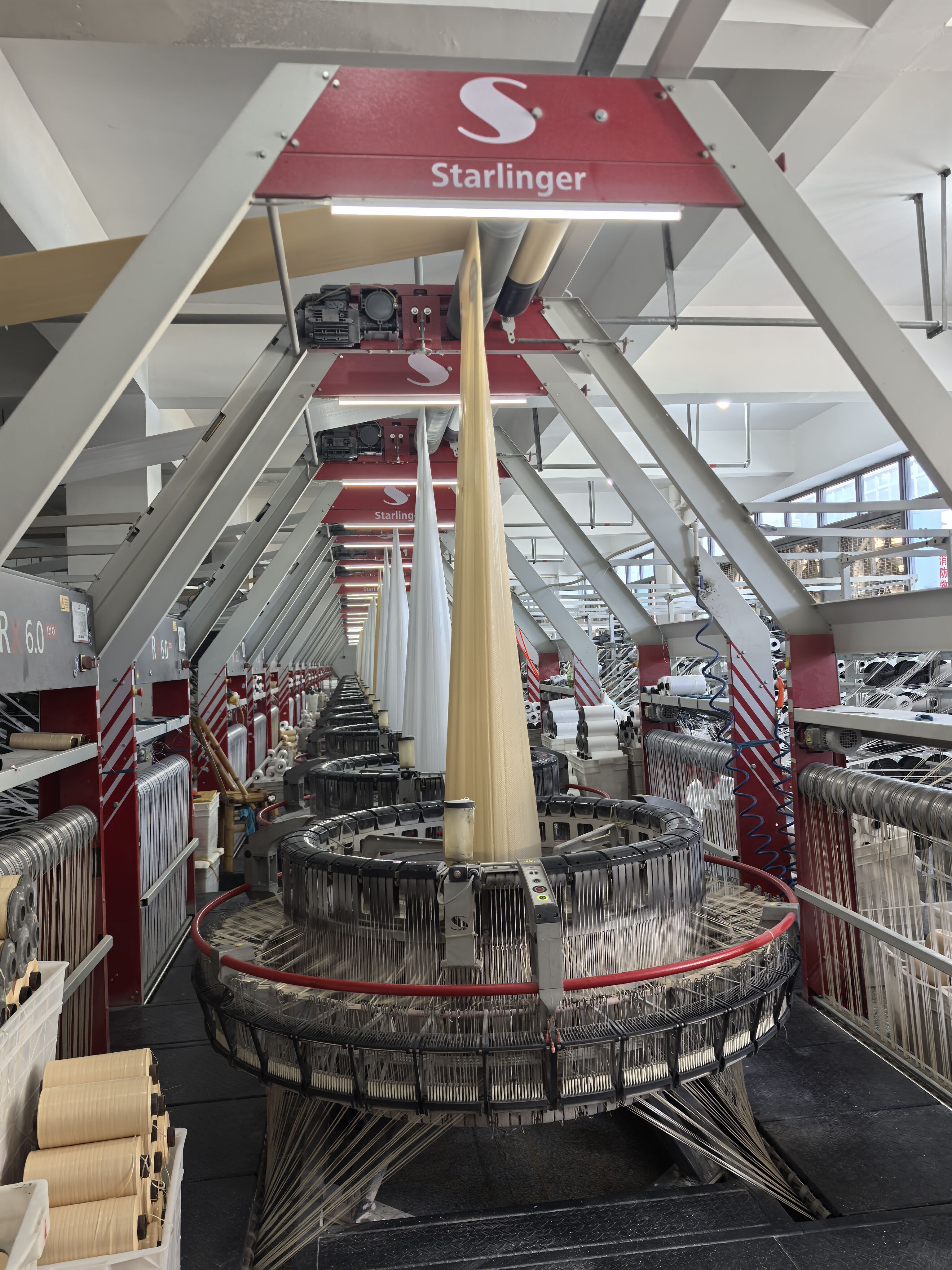 The woven fabrics produced by Starlinger circular looms are renowned for their precise mechanical design and advanced material technology.
