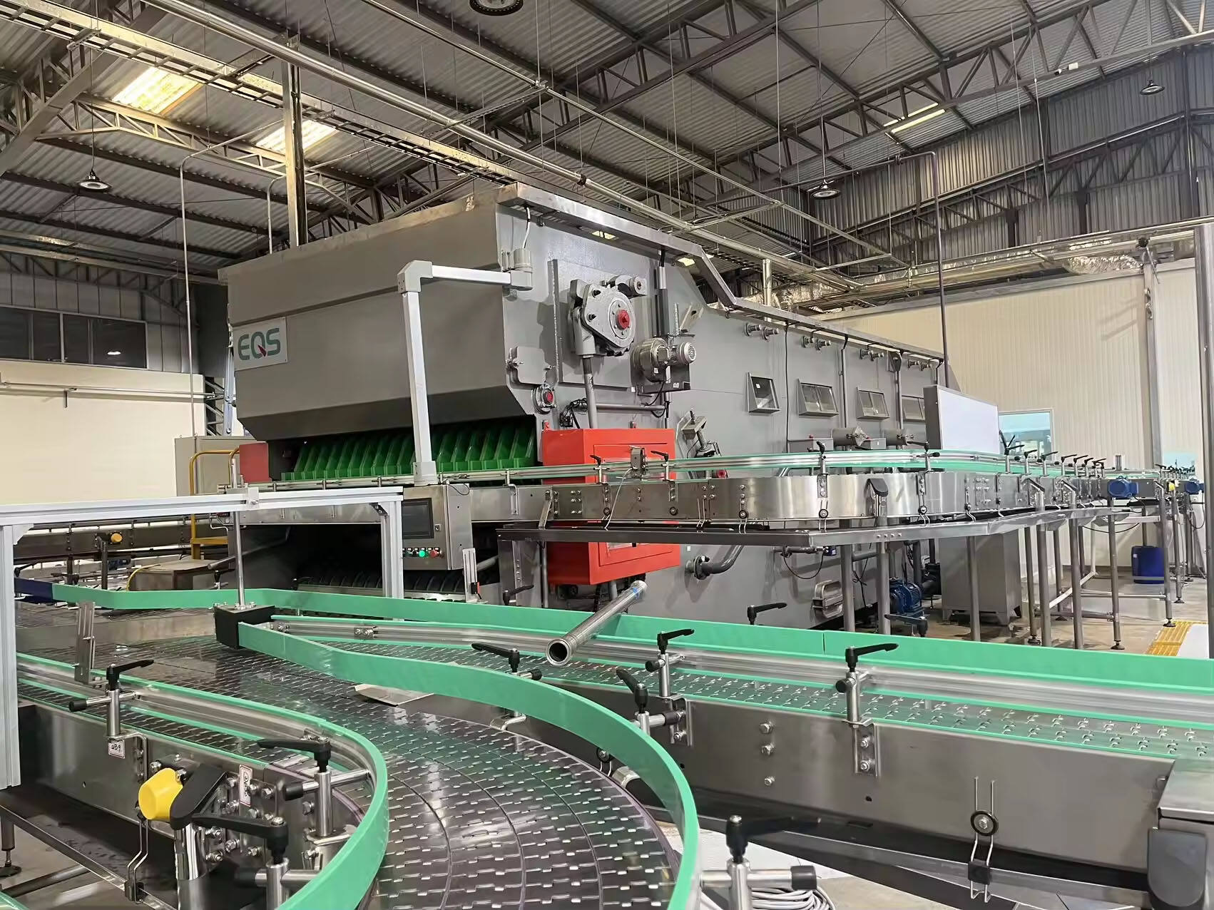 Glass bottle washing machine