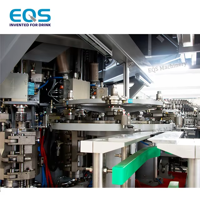 Soluzione energeticamente efficiente per soffiaggio, riempimento e tappatura nella produzione di bottiglie in PET