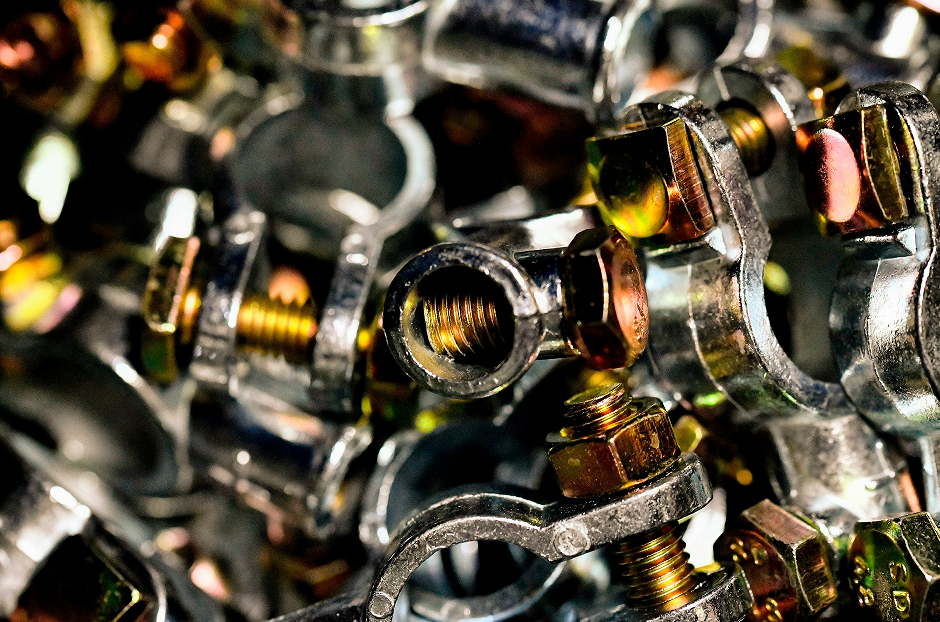 ¿Para qué escenarios son más adecuados los pernos hexagonales en la fabricación de maquinaria?