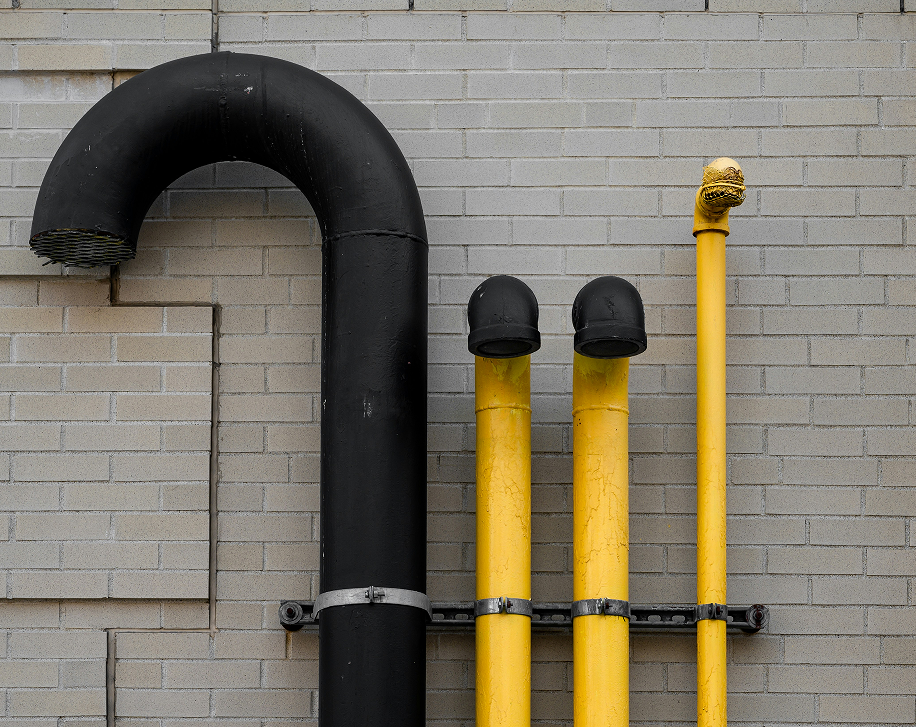 ¿Cuál es la capacidad de carga de los pernos en U en la fijación de tuberías?