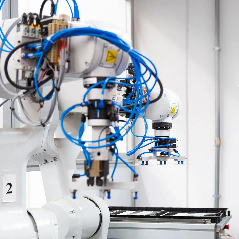 AEC-Illuminazione-italian-headquarters-robot-2.jpg