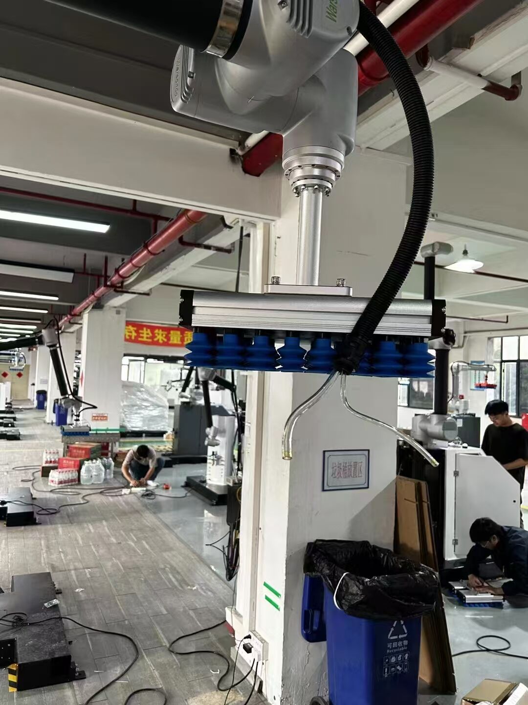 130-Ci Seriya İnteqrasiya Edilmiş Vakuum Sorucu Stakanların Kartonlar, Polad və Ağac üçün Robotlaşdırılmış Tullananın Transformasiyası Necədir