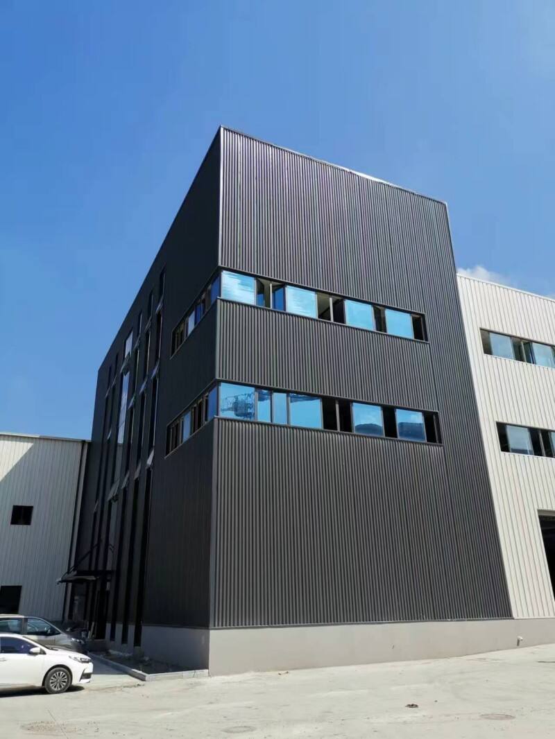 Bruk av fargelagete stålplater i ytre dekorasjon av stålkonstruksjonsbygninger