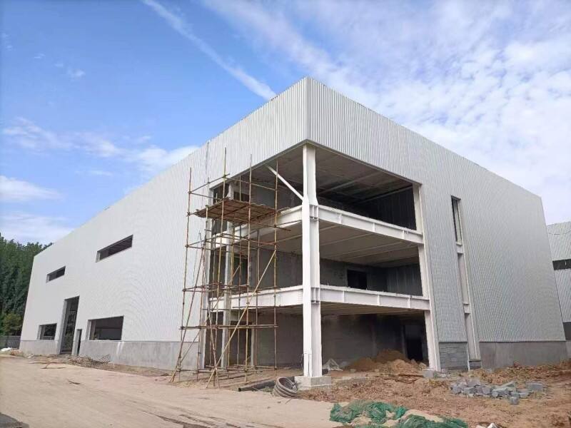 Kakšne so oblikovne značilnosti stavb iz jeklenih konstrukcij, primernih za skladišča?