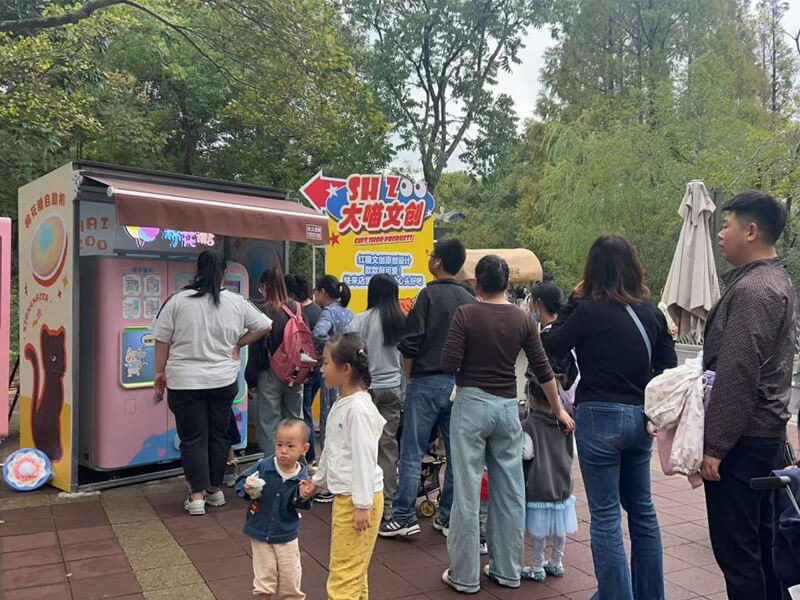 Ignite the charm of the streets! SUNZEE's brand-new commercial cotton candy machine adds a dreamy touch to your business