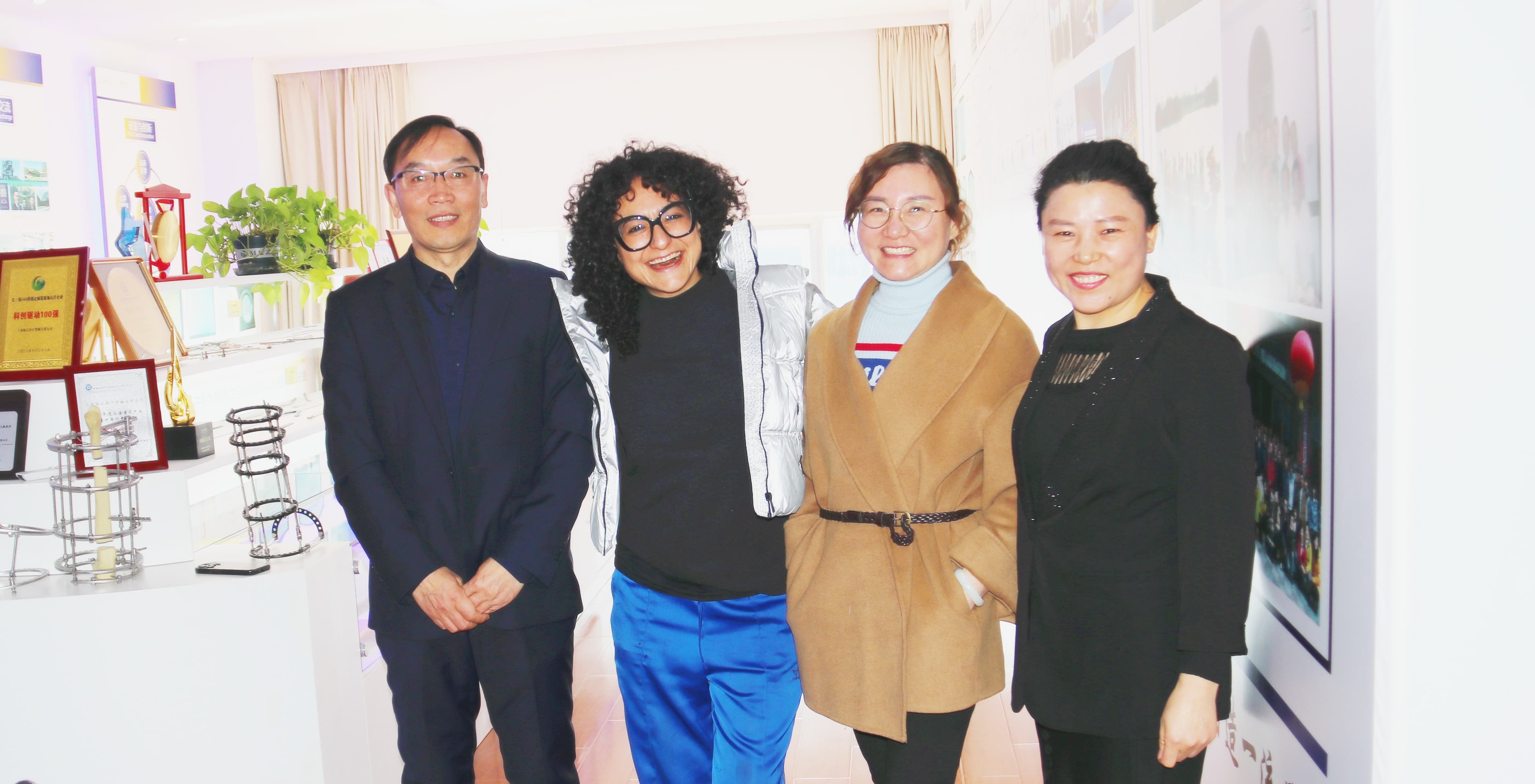 Internationell konstnär Berenice Omedo besöker Shanghai CareFix Medical Instrument Co., Ltdd. för att stärka konstskapandet med medicinsk teknologi
