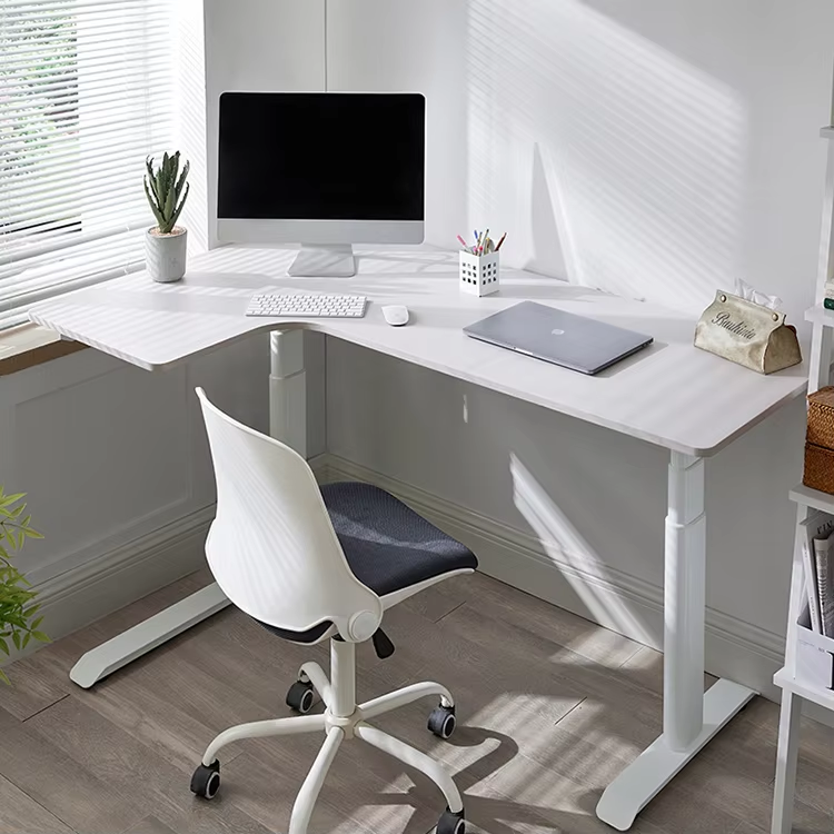 Which Office Desk Suits Modern Office Decor?
