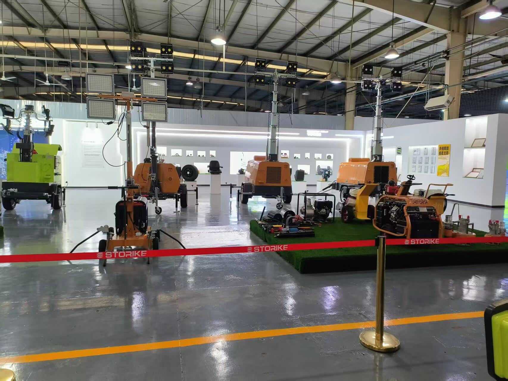El piso de la sala de exposiciones de la fábrica Storike está siendo renovado