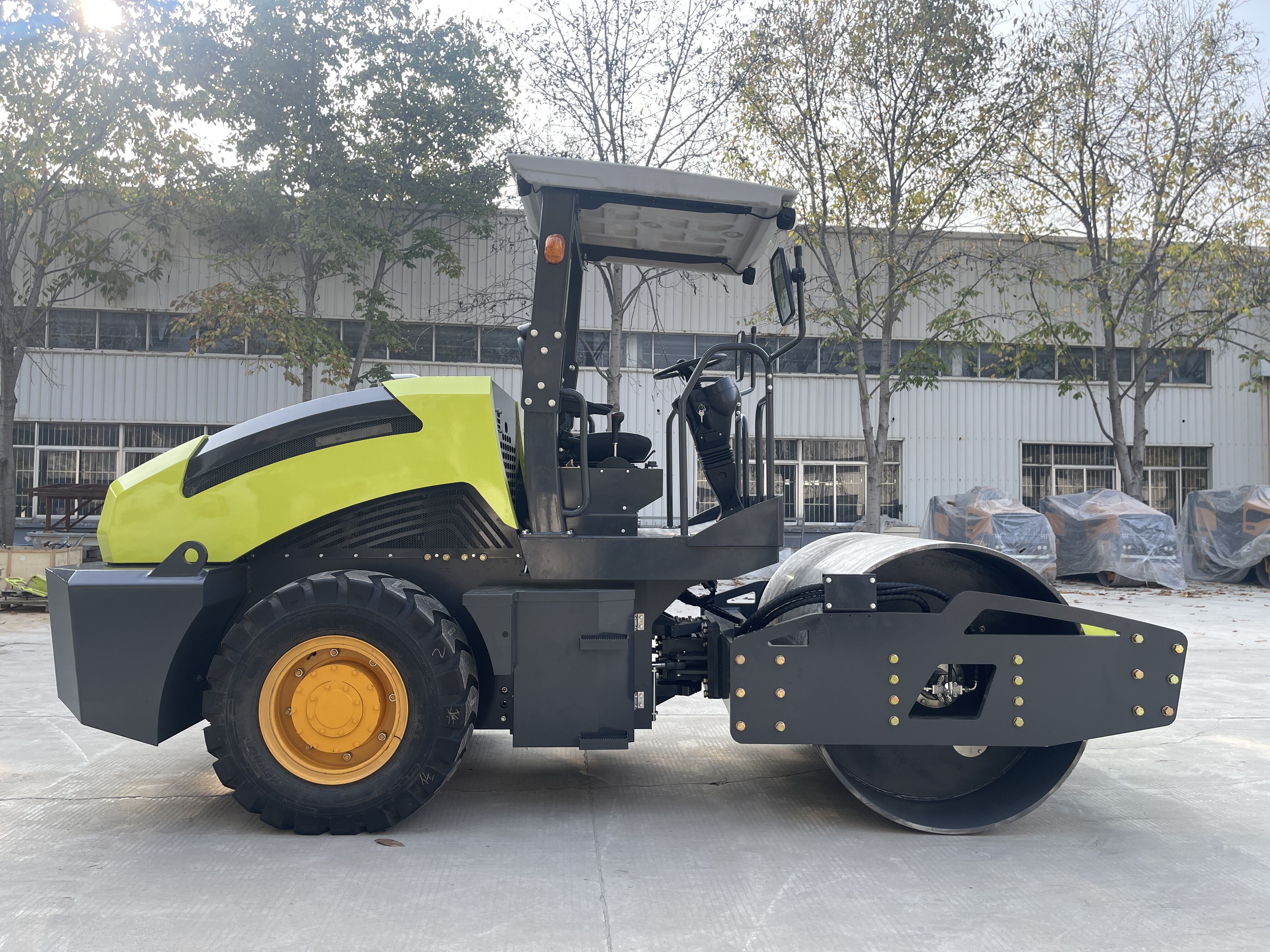 rolo compactador de 6 toneladas com roda de aço na frente e roda de borracha atrás