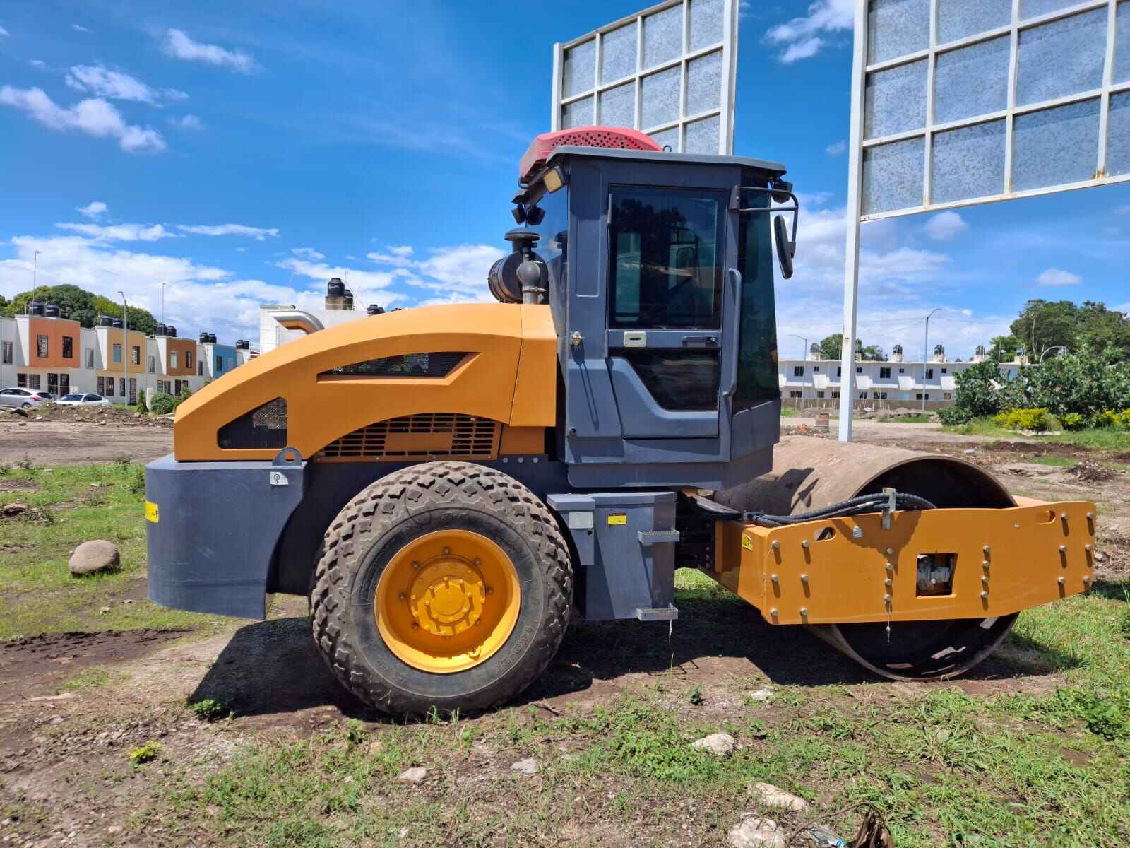 Compact design from China's top 3 small road roller manufacturer, ideal for small-scale compaction with high efficiency