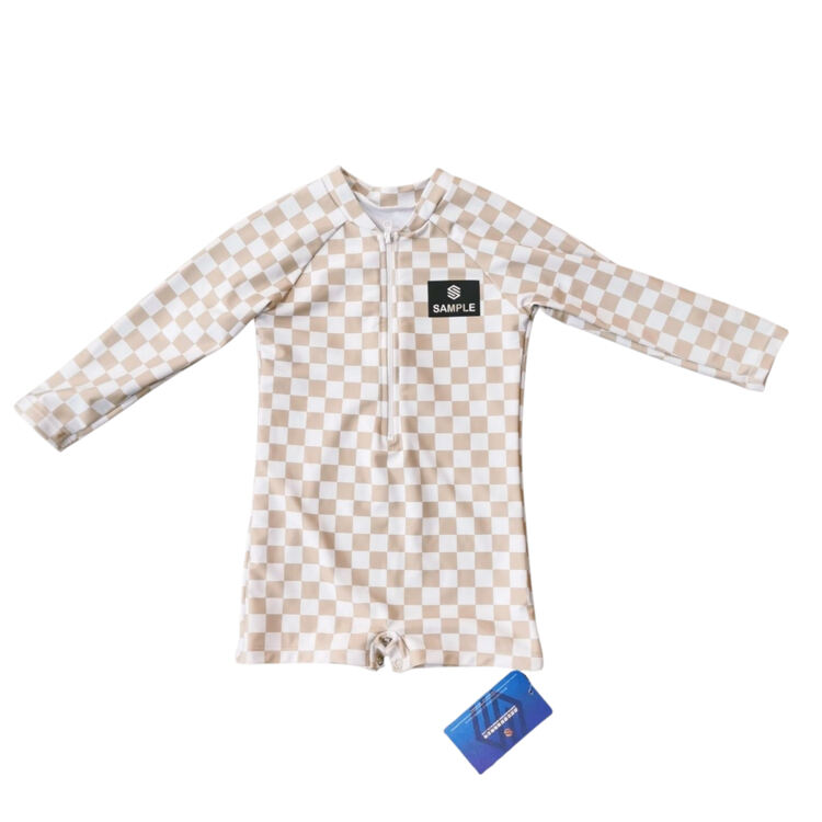 96 Barns lange ermer med glidelås i front for enkel på- og uttrekking, UV-beskyttende elastisk stoff med full dekning av brystet, ideelt til surfing, snorkling og vannaktiviteter, valgfri logo