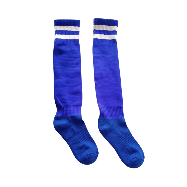 108 lange fotballstrømper med skreddersydd jacquardmønster og slitesterk garnkonstruksjon, laget på bestilling med rask levering