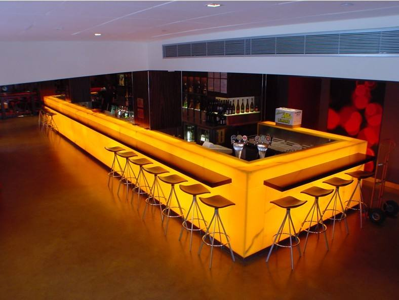 What features make onyx bars popular in hospitality venues?
