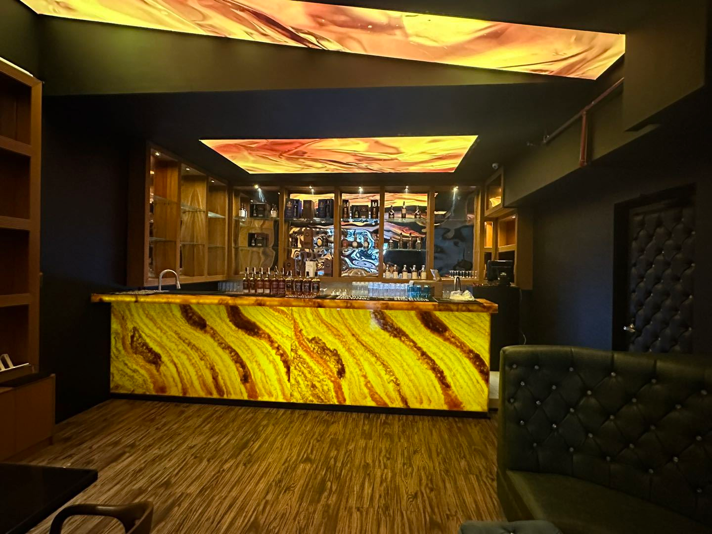 Quels sont les avantages du plan de bar en onyx pour les espaces commerciaux ?