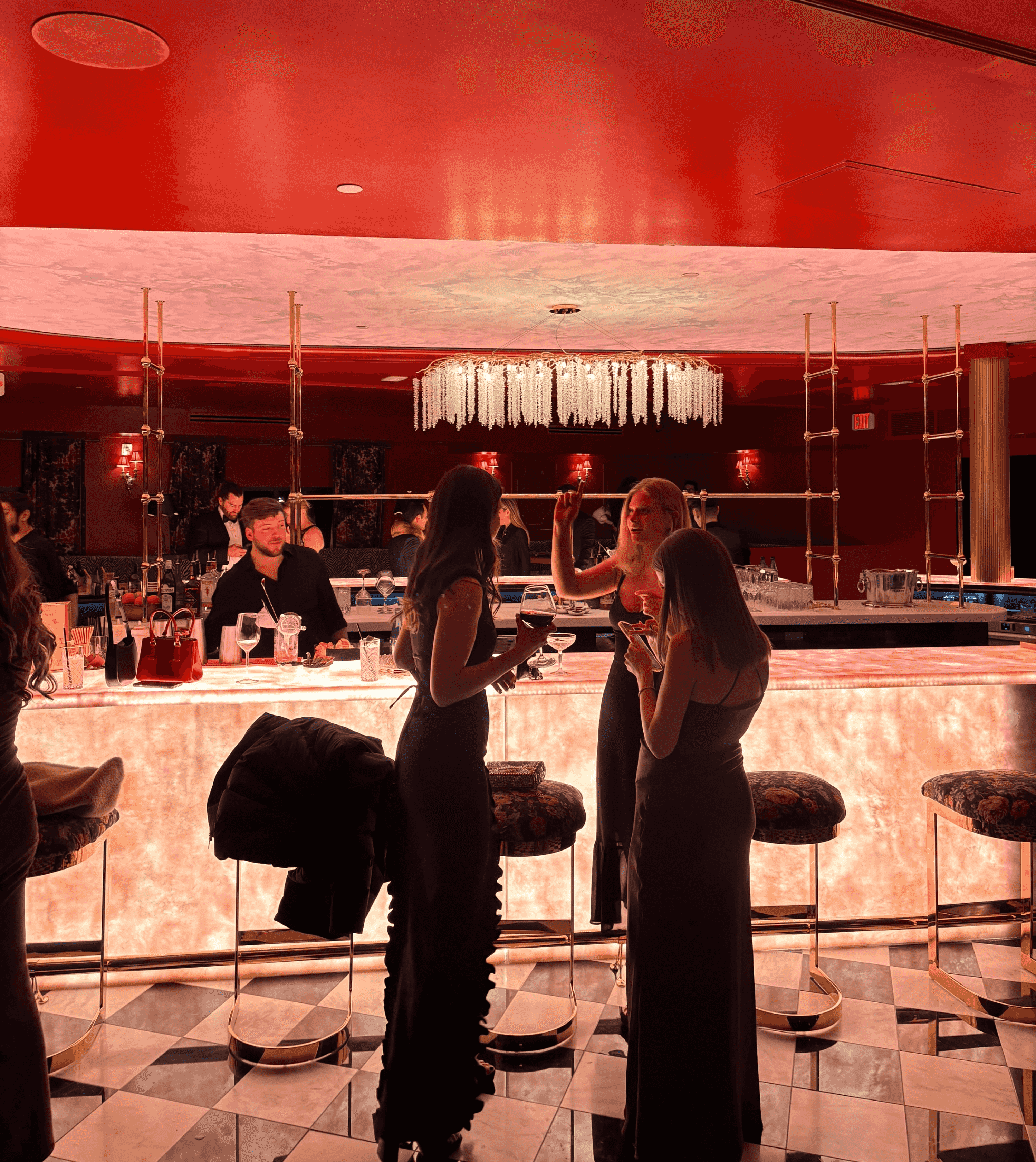 Quels matériaux de bar en onyx synthétique sont légers tout en ayant la texture d'une pierre naturelle ?