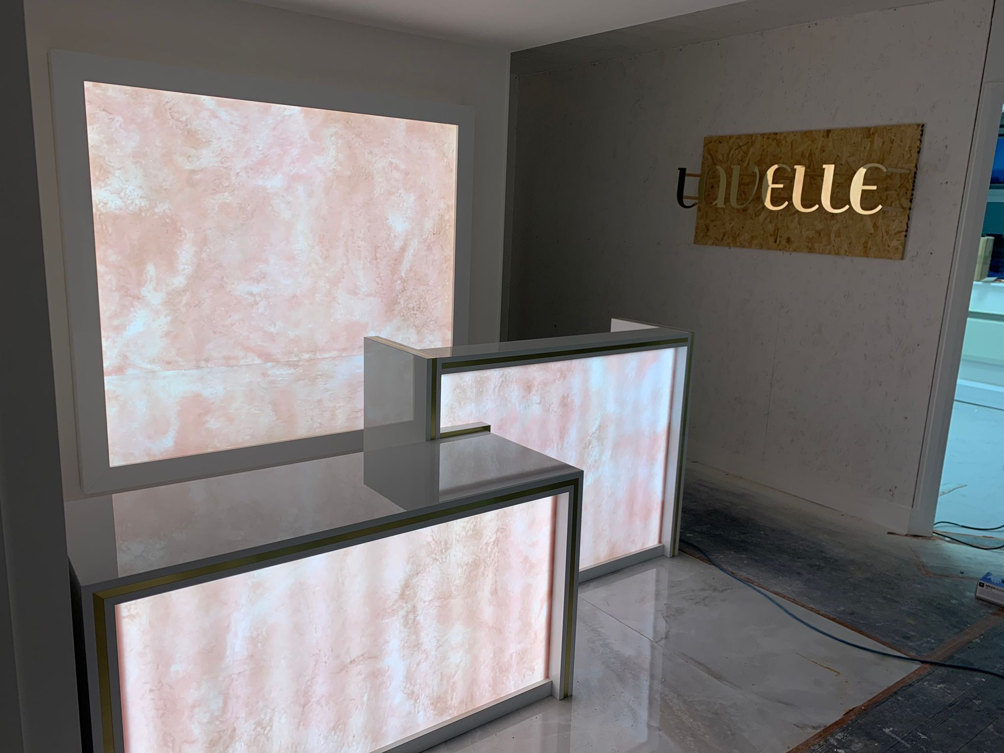 Le panneau en onyx synthétique est-il un matériau de décoration économique ?