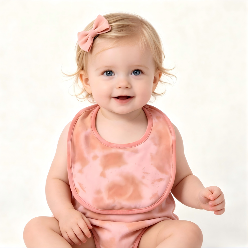 Bavoir bébé en coton biologique avec motif tie-dye, fabrication sur mesure (OEM/ODM) | Fabricant de bavoirs pour nourrissons teints aux plantes | Fournisseur de bavoirs bébé personnalisés écologiques | Bavoir doux et absorbant pour nouveau-nés, destiné aux produits bébé durables sous marque privée