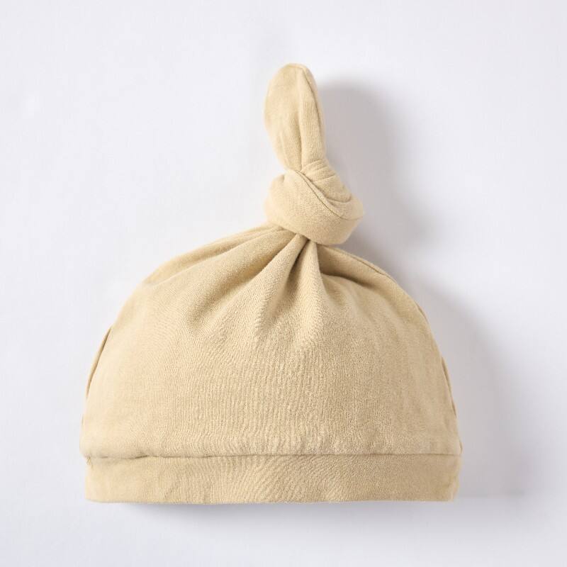Bonnet bébé en coton biologique avec nœud sur le dessus – Chapeau neutre pour nourrisson teint à base de plantes durables, destiné aux marques éco-responsables – Fabricant spécialisé dans les couvre-chefs personnalisés pour nouveau-nés (OEM/ODM) – Vêtements respirants, non toxiques et sans produits chimiques pour tout-petits
