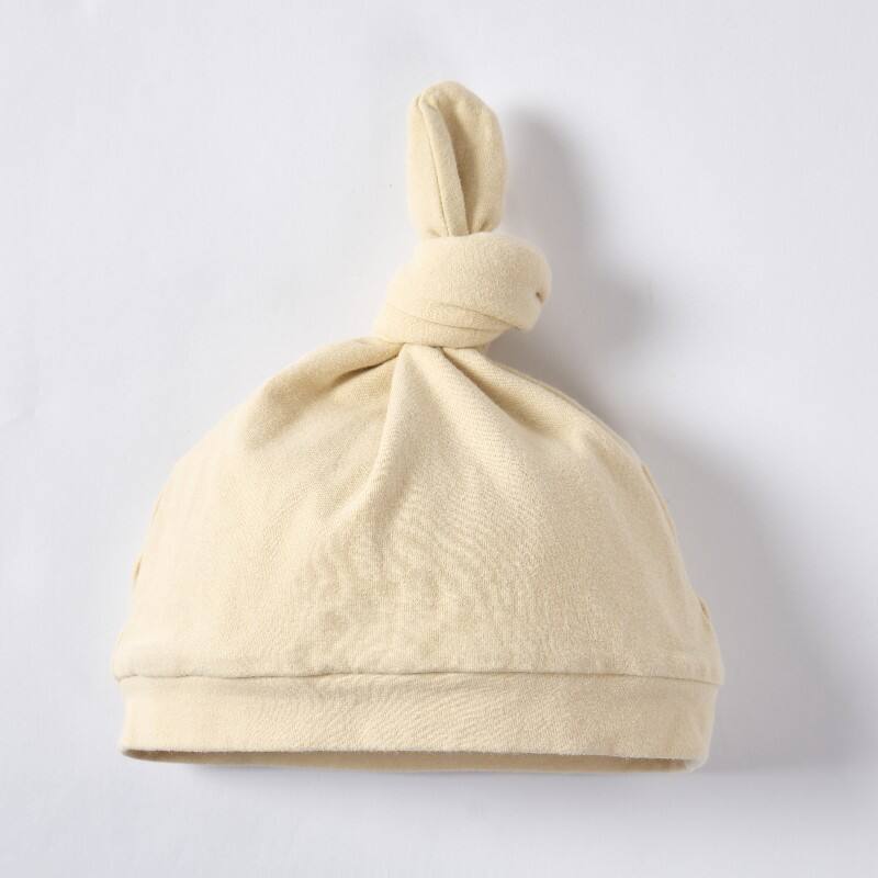 Bonnet pour bébé à nœud sur le dessus en coton biologique – Bonnet crème pour nourrissons teint à base de plantes, destiné aux marques éco-responsables – Fabricant de couvre-chefs pour nouveau-nés sous marque propre (OEM) ou conception sous marque propre (ODM) personnalisé – Vêtements pour tout-petits non toxiques, sans produits chimiques et respirants