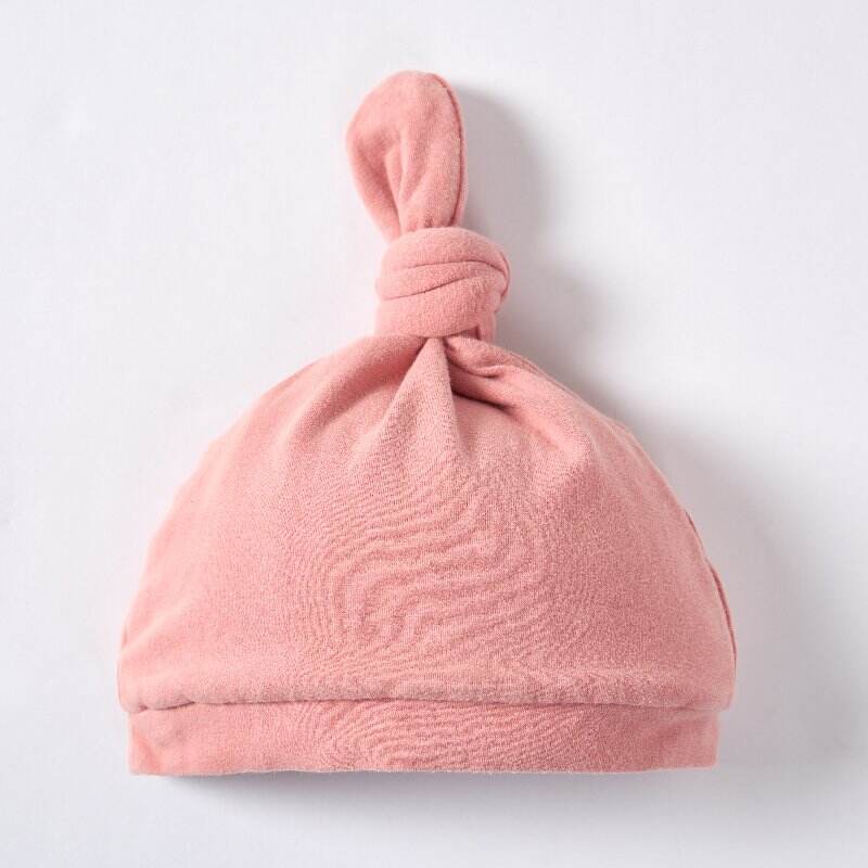 Bonnet bébé en coton biologique avec nœud sur le dessus – Chapeau rose pâle pour nourrisson teint à base de plantes durables, destiné aux marques soucieuses de l’environnement – Fabricant spécialisé dans les couvre-chefs personnalisés pour nouveau-nés (OEM/ODM) – Vêtements respirants et non toxiques pour tout-petits