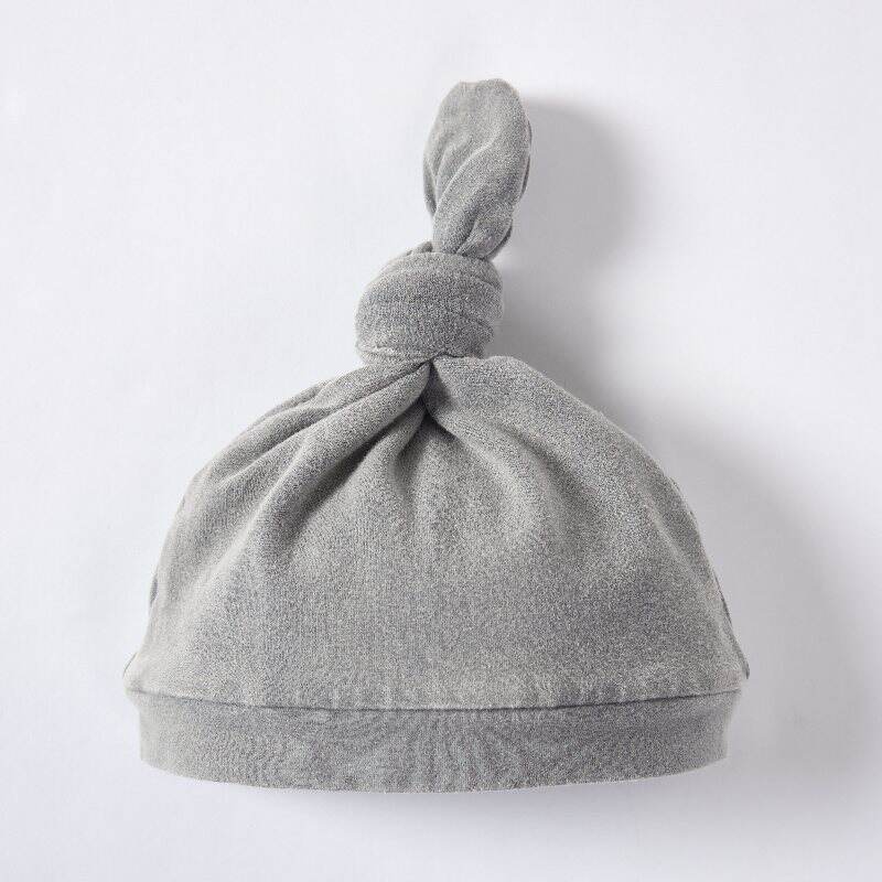 Bonnet bébé en coton biologique avec nœud sur le dessus – Chapeau gris pour nourrisson teint à base de plantes durables, destiné aux marques soucieuses de l’environnement – Fabricant spécialisé dans les couvre-chefs personnalisés pour nouveau-nés (OEM/ODM) – Accessoires respirants, non toxiques et sans produits chimiques pour tout-petits