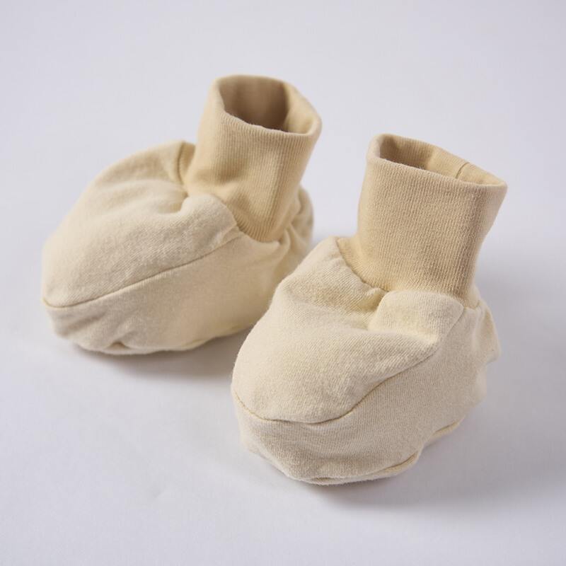 Chaussons pour bébé en coton biologique avec tissu naturellement teint aux plantes | Chaussettes écologiques et durables pour nourrissons, restant bien en place, destinées à l’OEM/ODM | Chaussures souples pour nouveau-nés respirantes et non toxiques | Fabricant professionnel de vêtements pour bébé sur mesure, en gros