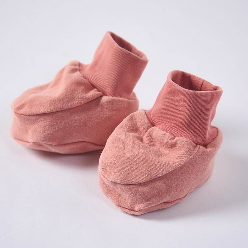 Chaussons pour bébé en coton biologique 100 % OEM/ODM avec bord côtelé | Chaussures pour nourrissons douces et respirantes pour marque privée | Chaussettes pour nouveau-nés teintes avec des plantes durables | Chaussures pour bébé teintes avec des légumes | Fabrication professionnelle en gros