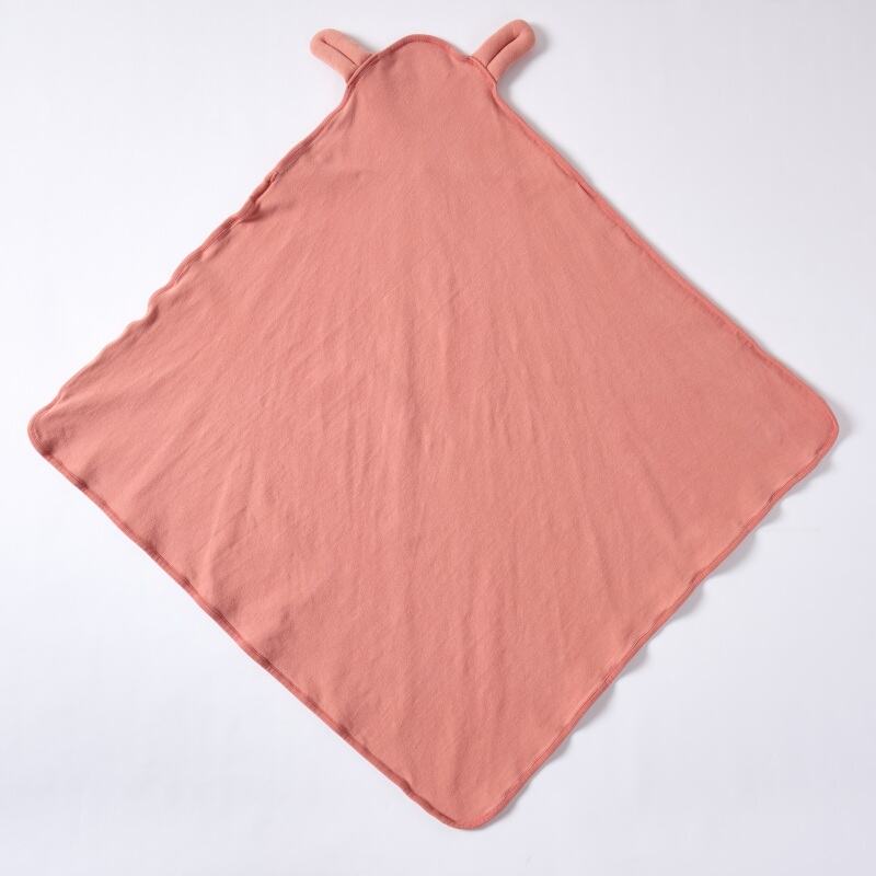 Fabricant de textiles bébé écologiques proposant des couvertures bébé à capuche en coton biologique personnalisées, teintes avec des plantes, langes pour nourrissons douces, couvertures d'accueil pour nouveau-nés avec capuche oreillée OEM/ODM