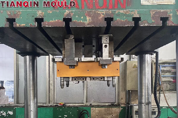 Sheet molding compound cover mould