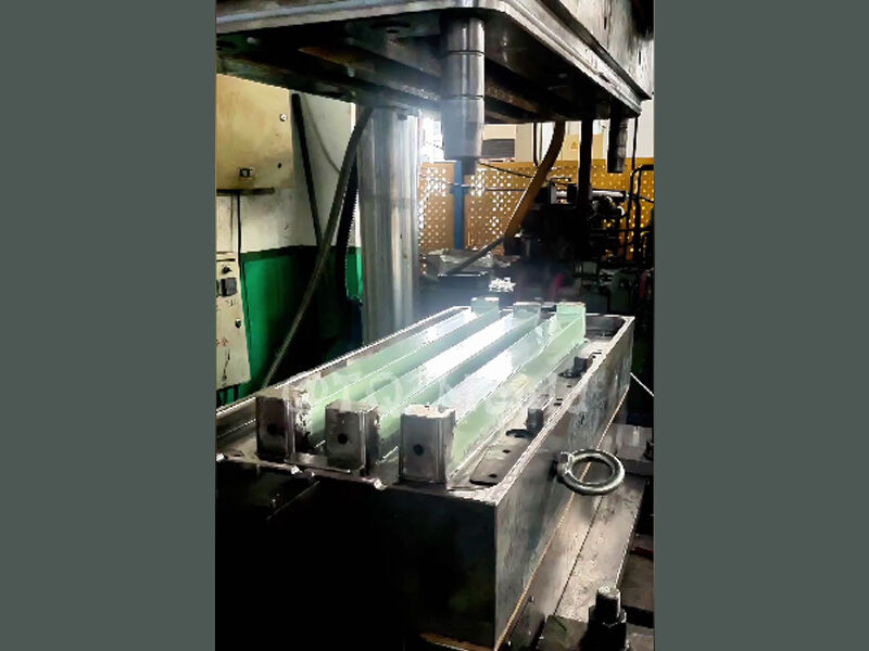 أدى أداء قالب الشريط المصنوع من المركب القابل للتشكيل (SMC) نتائج جيدة خلال التجربة