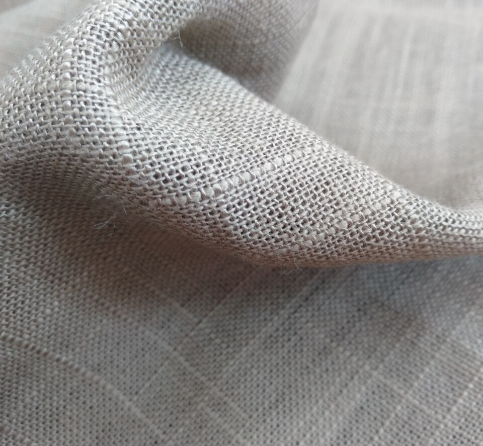 Polyvalence esthétique du tissu en lin épais pour garniture sur mesure