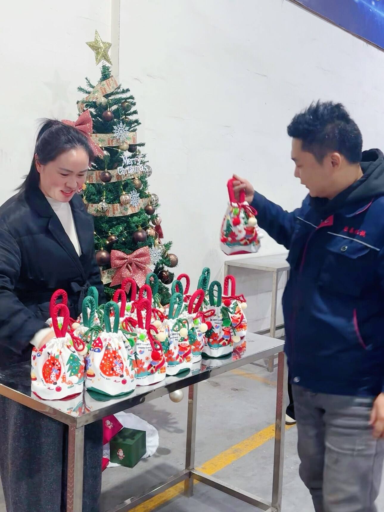 Warm Christmas Apples, Warm Mechanical Family - ShengTai Machinery's Christmas Eve Blessing Activity Successfully Held-2