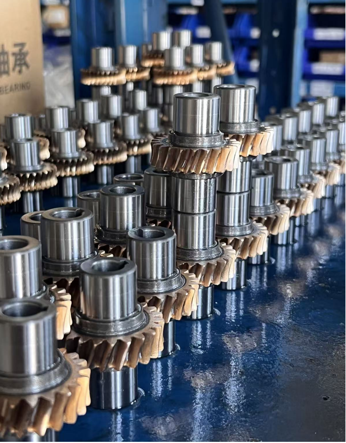 What are the methods for gear lubrication?