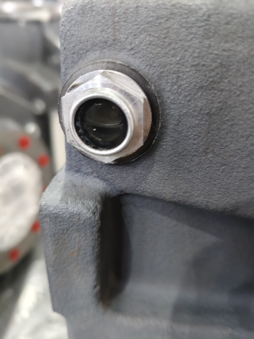 What are the effects of insufficient or excessive lubricating oil in a speed reducer?