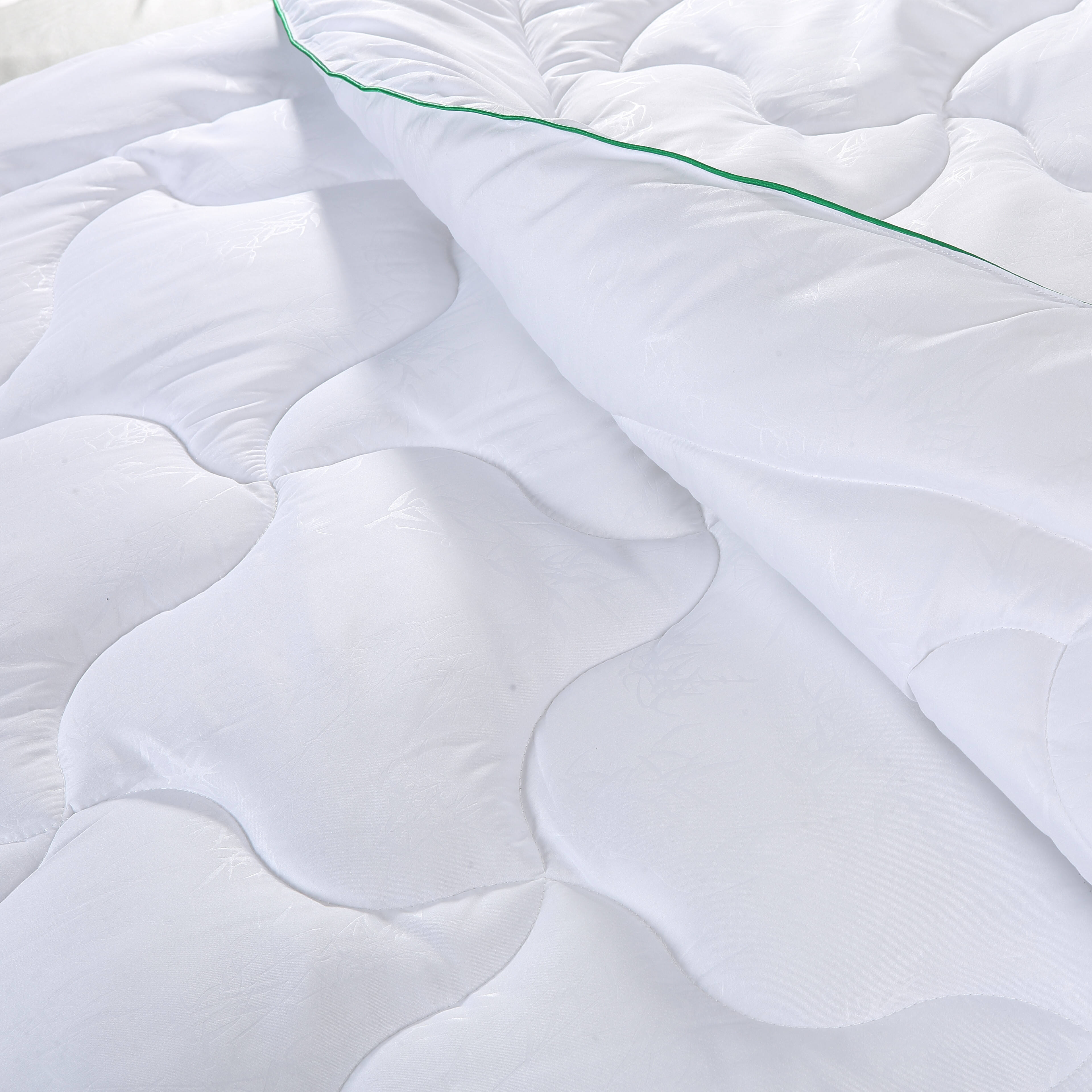 100% Polyester Comforter Bamboo Quilt Embossed Goose Down Alternative Comforter manufacture