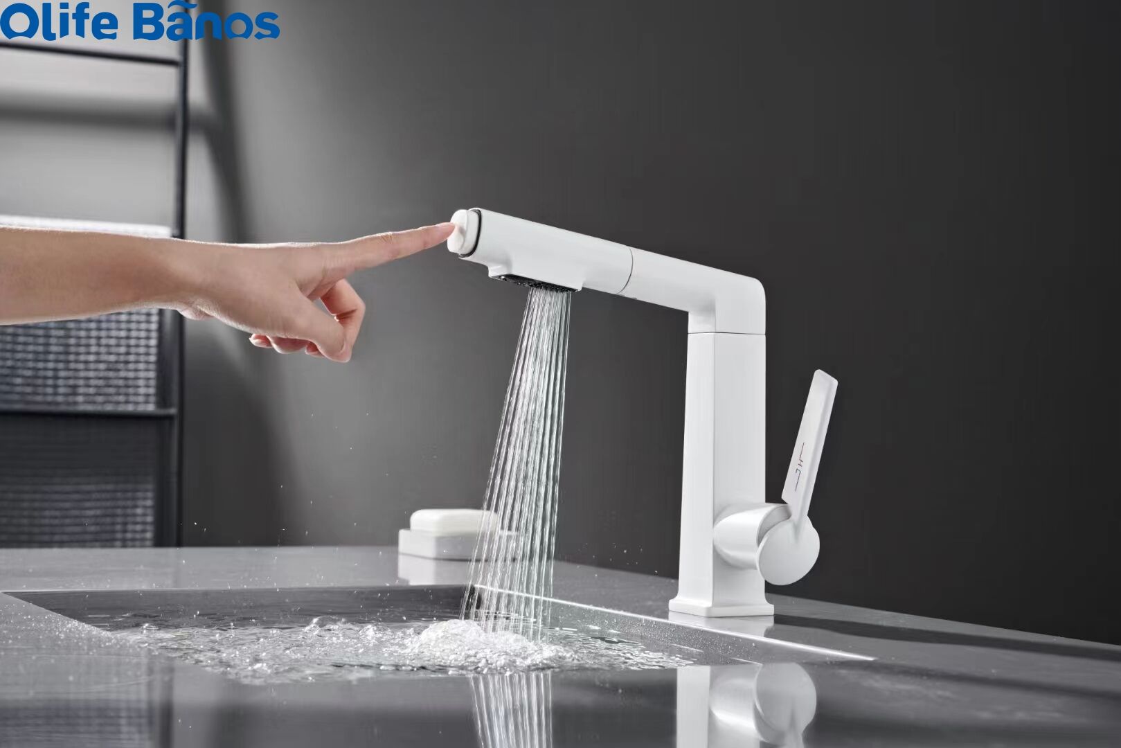 High Quality Luxury Bathroom Hot And Cold Water Flexible Stretch Out And Draw Back Basin Mixer Basin Faucet factory