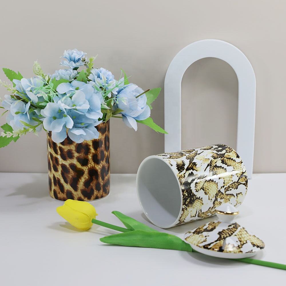 SYNWISH Custom Scented Soy Wax In Leopard Print Jar Decorative White Amber Candle Vessels With Lid Candle Jar In Luxury Gift Box details