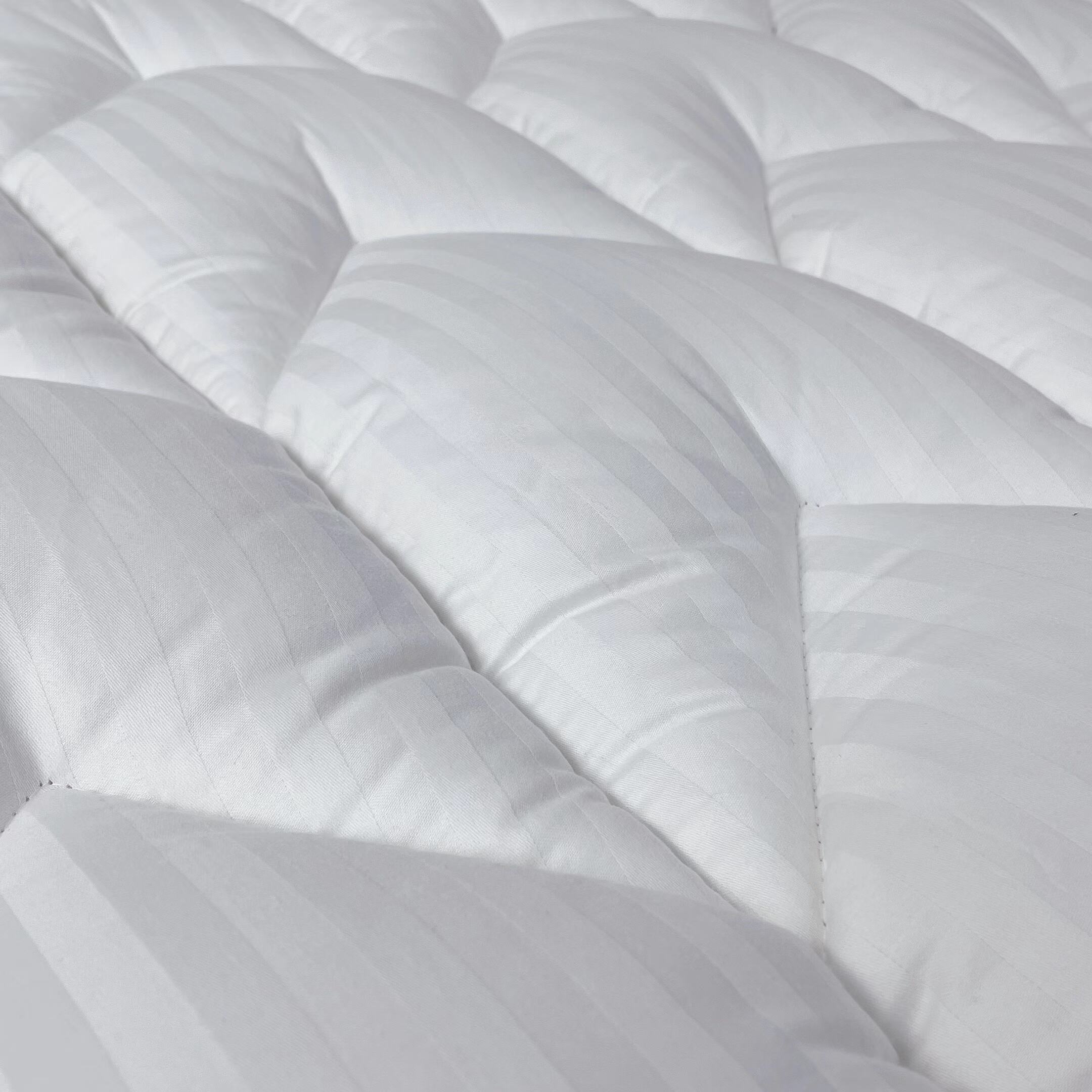 Wholesale white Dobby cotton breathable fabric polyester filling waterproof quilted mattress protector supplier