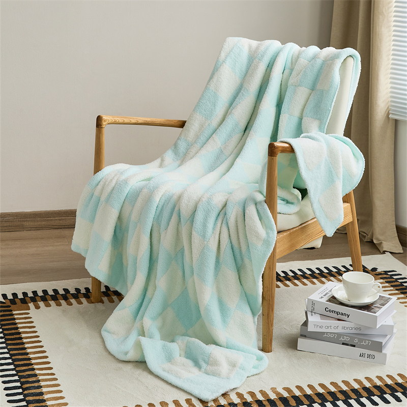 Wholesale New Hot-selling Microfiber United Fashion Checkered 100% Polyester Knitted Throw Blanket for Autumn Winter QPG manufacture