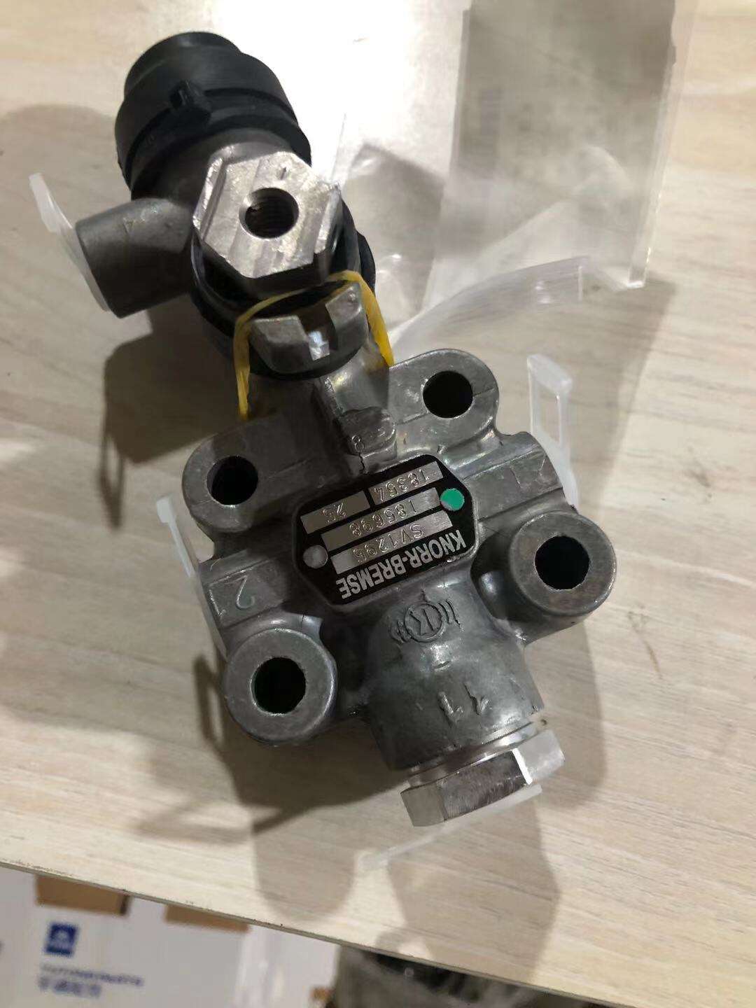 China factory price Levelling Valve SV1295 SV1294 571395 4640025120,4640025320 SV1395 SV1470  SV3367 for European Truck factory