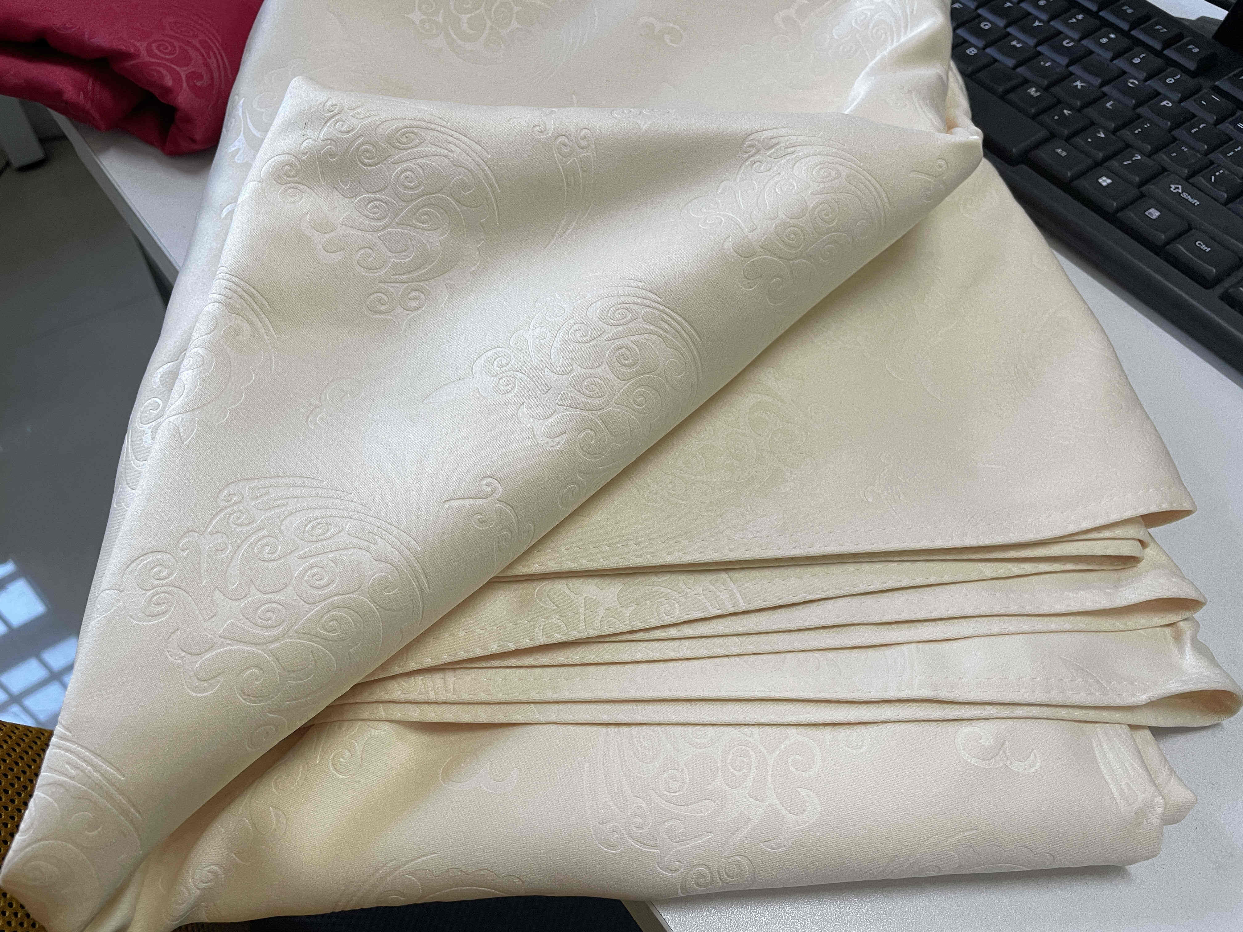 Big discount Luxury spandex wedding round tablecloth hotel restaurant party table cover satin embossing supplier