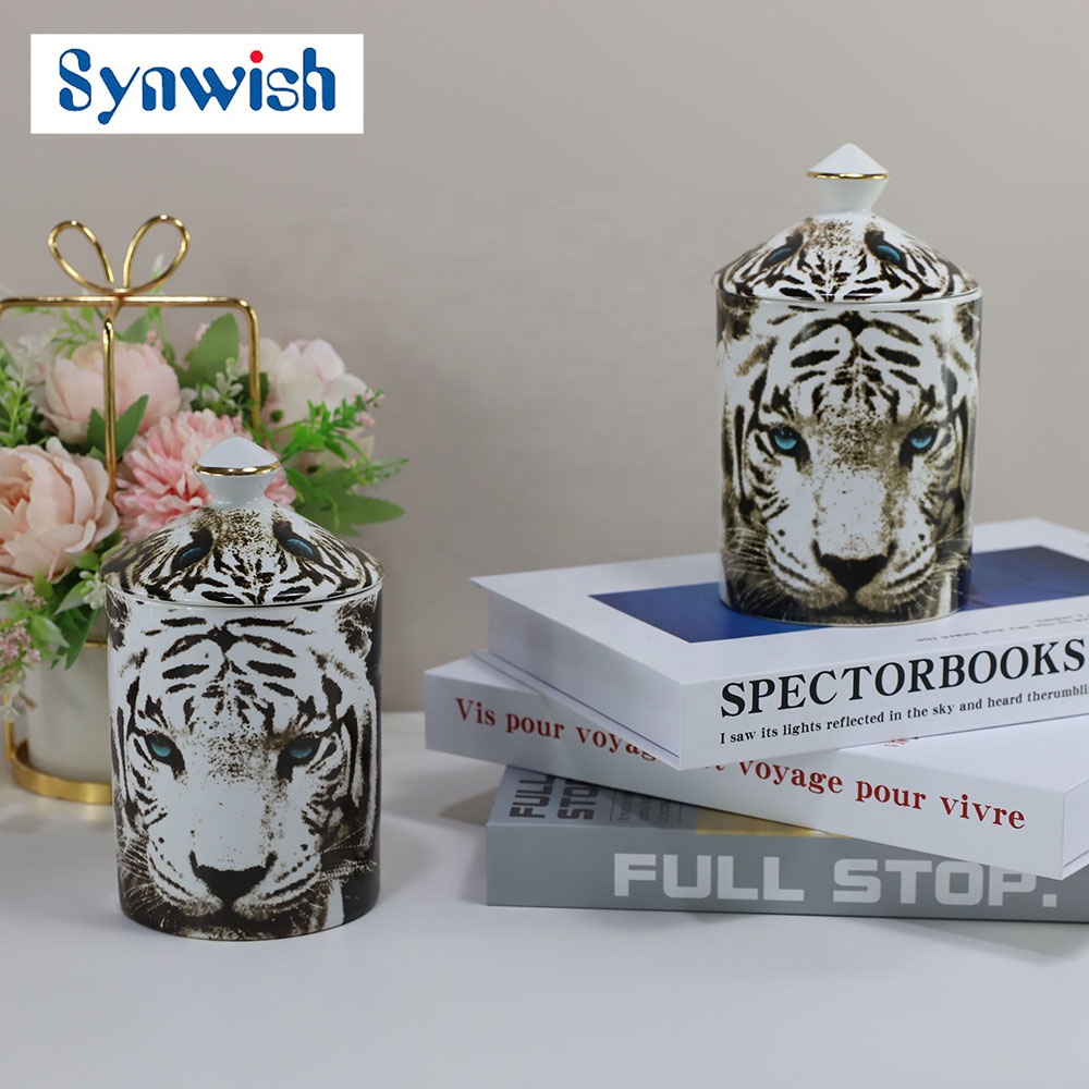 Synwish Home Aromatherapy Candles Luxe Scented Candle Customized Scented Soy Wax In Ceramic Jar Luxury Fornasetti Jar With Lids details