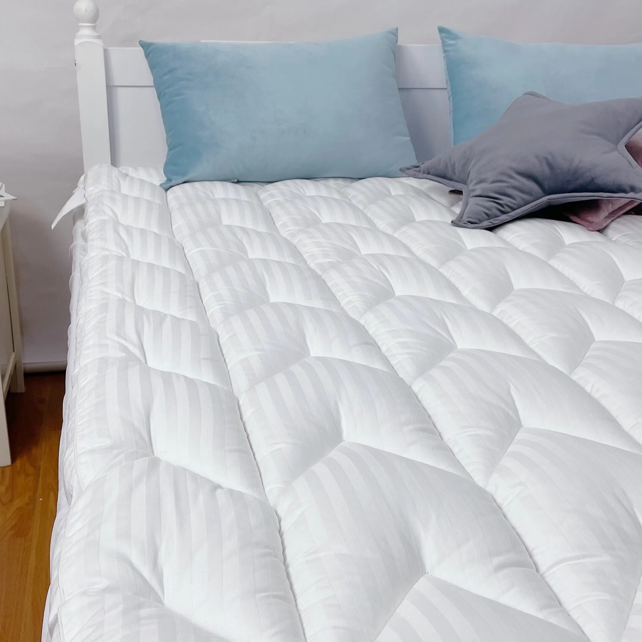 Wholesale white Dobby cotton breathable fabric polyester filling waterproof quilted mattress protector