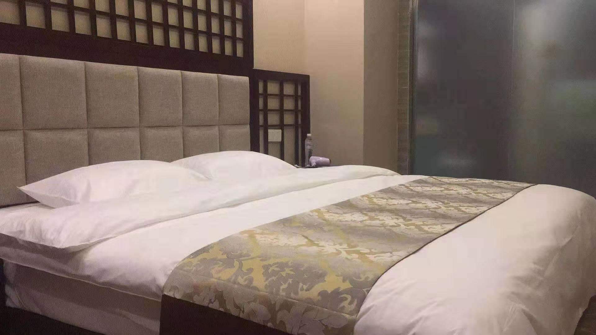 Eco-friendly Hotel Disposable 3 Products Bedding Set manufacture