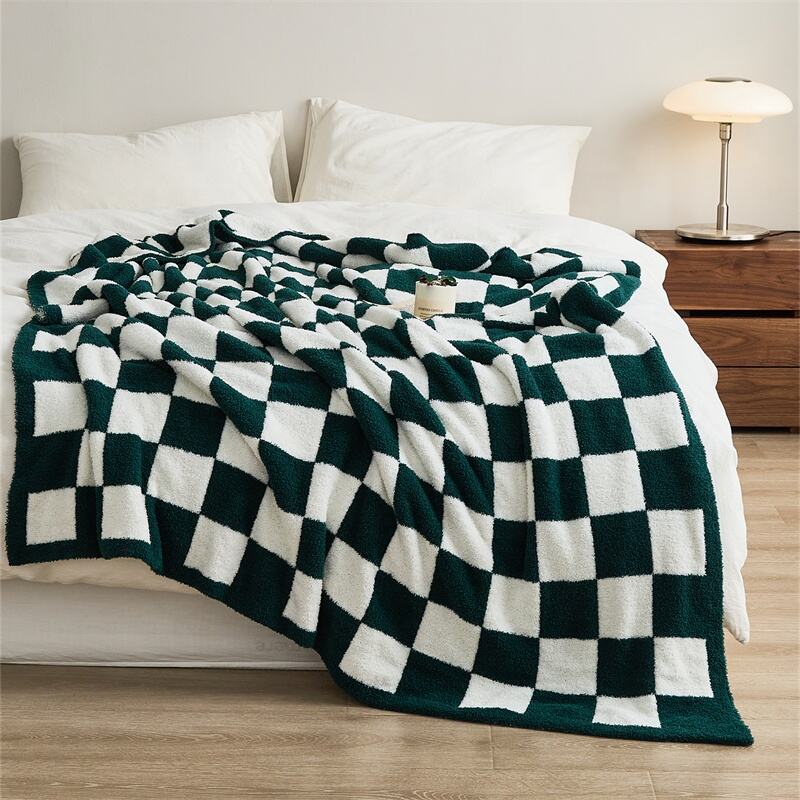 Wholesale New Hot-selling Microfiber United Fashion Checkered 100% Polyester Knitted Throw Blanket for Autumn Winter QPG factory