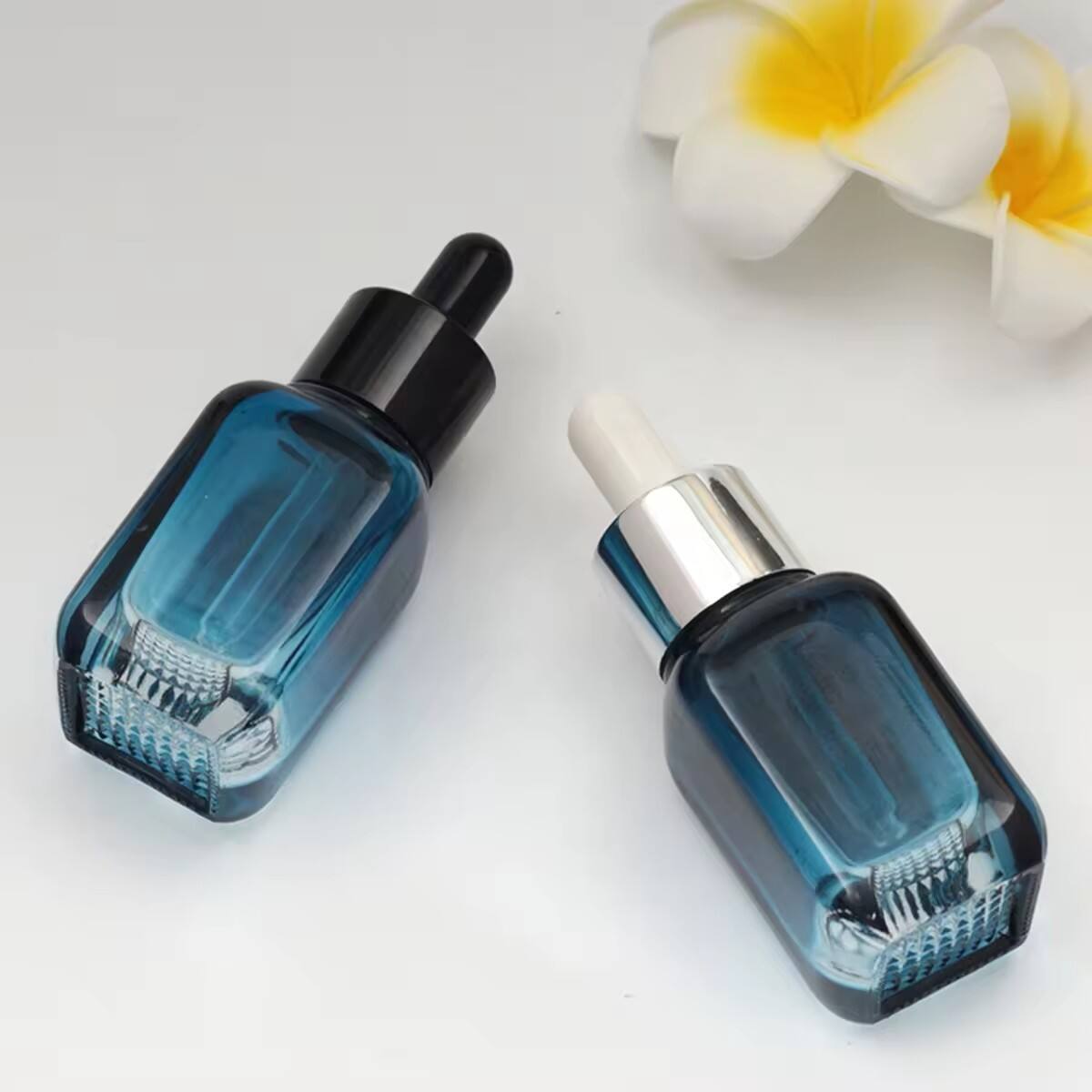 Custom square grid bottom blue gradient cosmetic glass bottles essential oil glass bottle serum packaging glass dropper bottle details