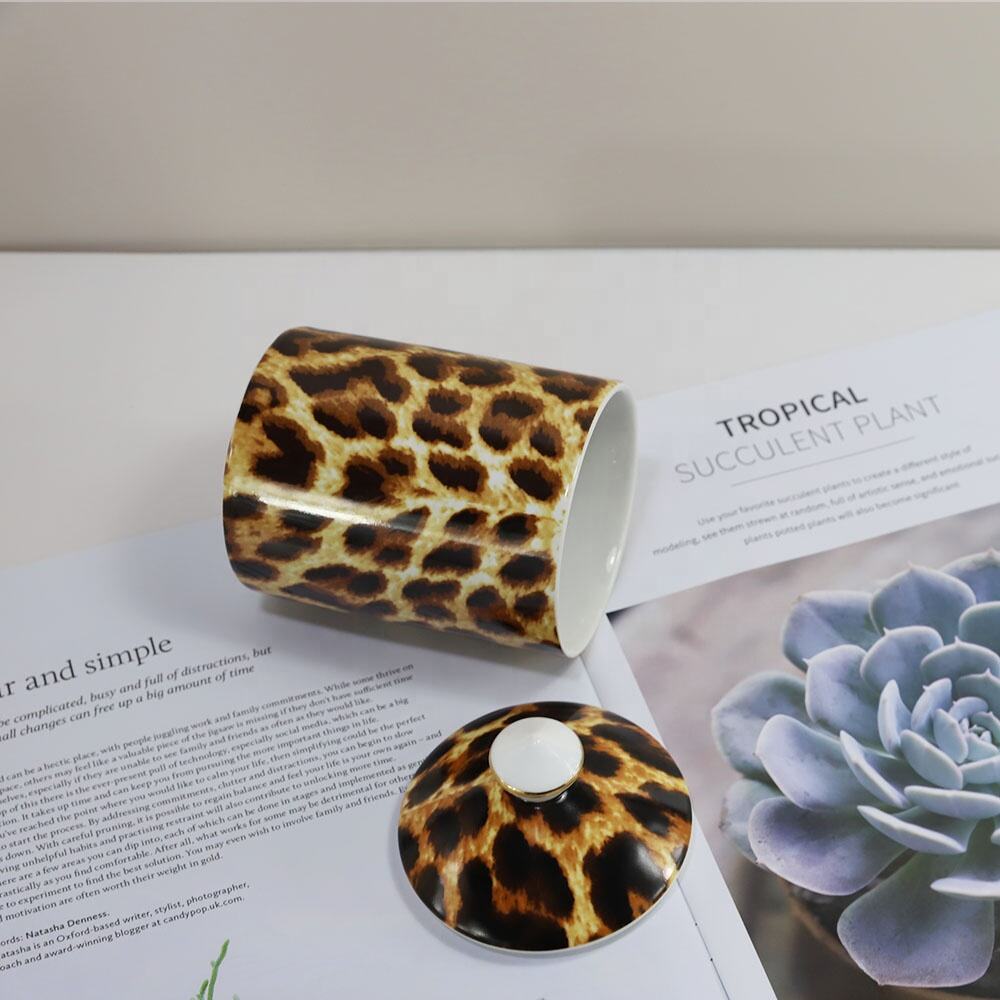 SYNWISH Custom Scented Soy Wax In Leopard Print Jar Decorative White Amber Candle Vessels With Lid Candle Jar In Luxury Gift Box supplier