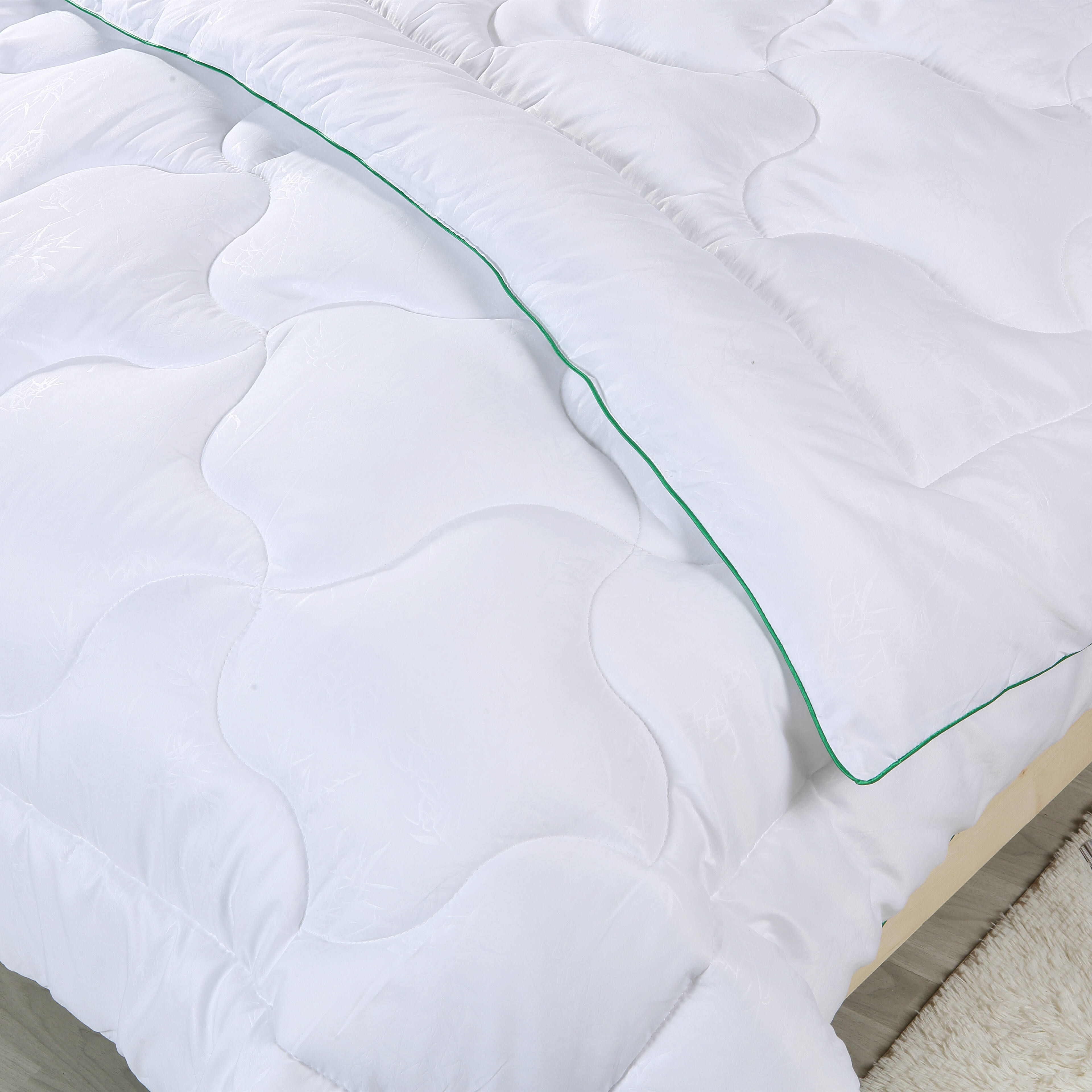 100% Polyester Comforter Bamboo Quilt Embossed Goose Down Alternative Comforter manufacture