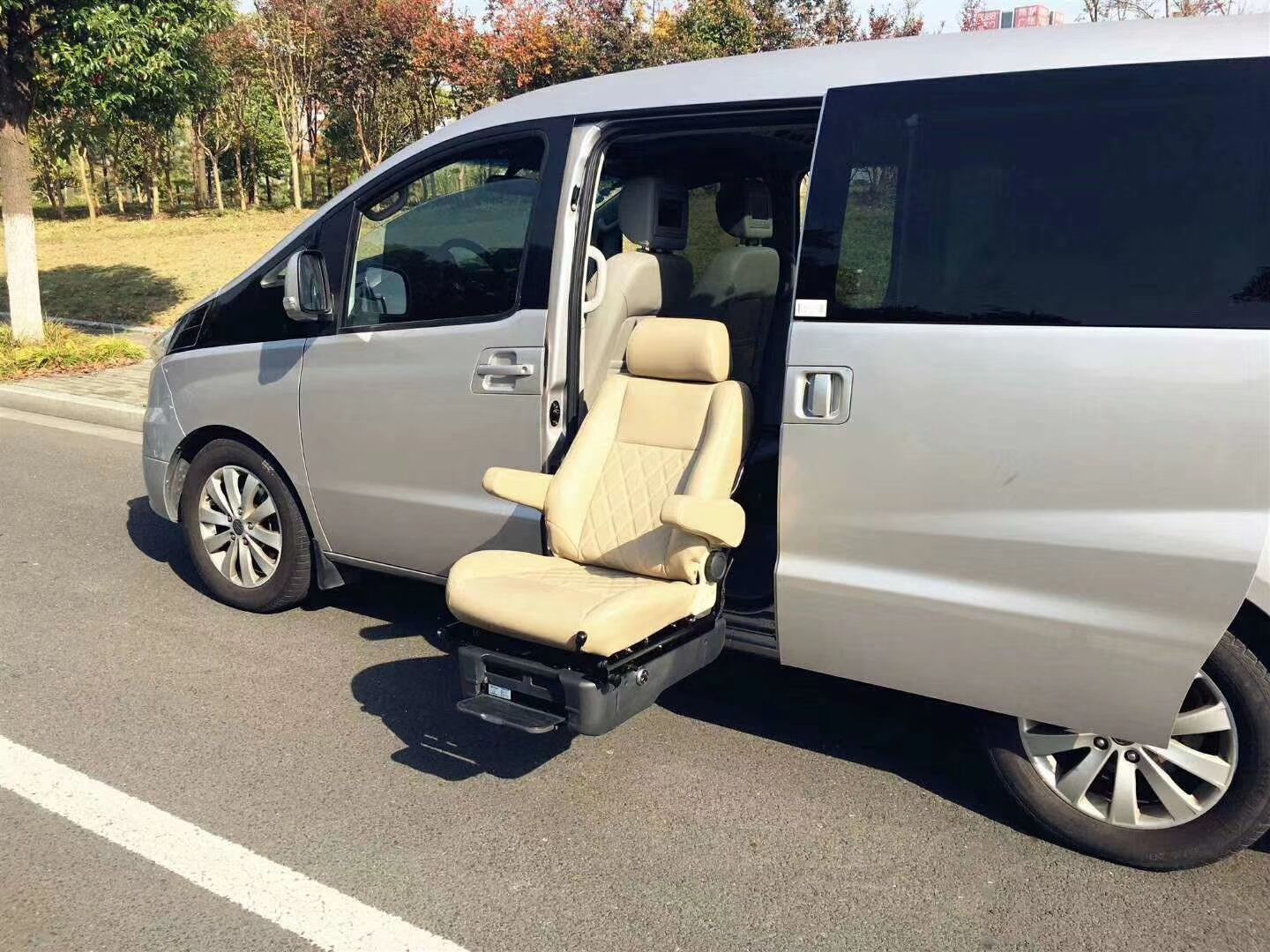 Lifting and rotating wheelchair Welfare of the lift rotating seat for your caring Electric lift can be used in SUV -BZ-L01 details